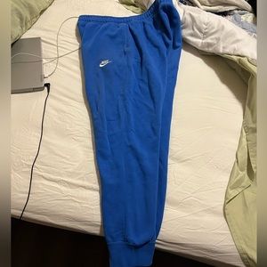 Men’s Nike sweatpants.